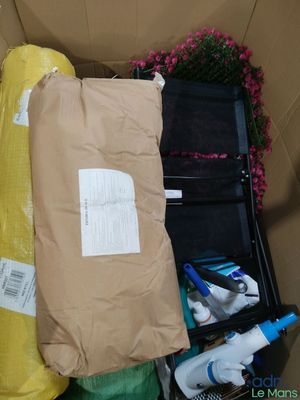 une boîte en carton remplie de nombreux objets