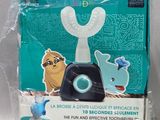 une boîte contenant une brosse à dents et un porte-brosse à dents