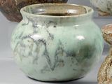 quatre vases posés les uns à côté des autres sur une table