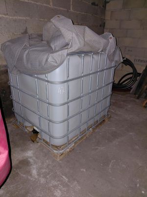 un bac en plastique posé sur une palette dans une pièce