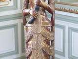 une statue représentant une femme debout dans une pièce