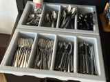 un plateau contenant des couverts et des cuillères