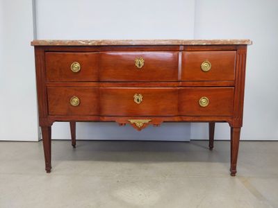 Commode en acajou, façade à léger ressaut ouvrant par deux t…