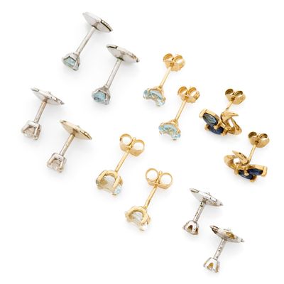 un lot de cinq paires de boucles d'oreilles en or et topaze bleue