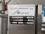 un gros plan d'une machine sur laquelle est apposée une étiquette