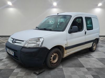 la photo d'une camionnette blanche garée dans une pièce
