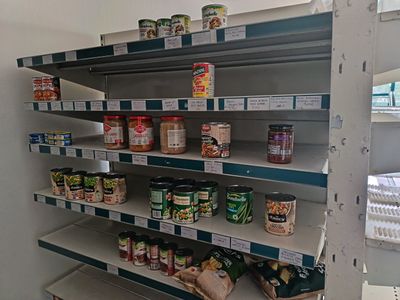 de nombreuses rayons remplis de produits alimentaires dans le magasin