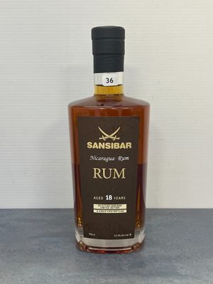 une photo d'une bouteille de rhum posée sur une table