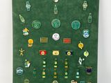 une image représentant un mur vert sur lequel sont plantées plusieurs épingles