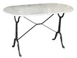 une table au plateau en marbre blanc et aux pieds en fer noir