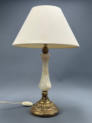 une photo d'une lampe avec un abat-jour blanc posée sur une table
