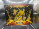 vitrine du jeu de cartes Pokémon contenant un Pikachu et d'autres objets