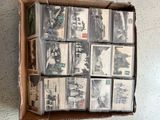 une boîte en carton contenant un tas de vieilles photos