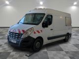 une camionnette blanche garée dans une pièce