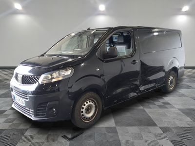 la photo d'une camionnette noire garée sur un sol en damier