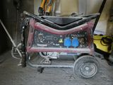 un petit générateur qui se trouve dans le garage