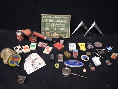 de nombreux objets posés sur une table noire