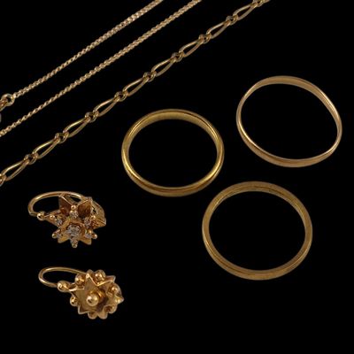 un ensemble de bijoux en or comprenant des bagues, des chaînes et des bagues