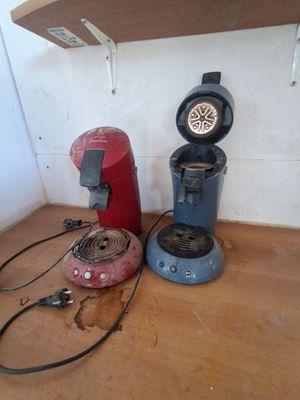deux types différents de machines à café sur le comptoir