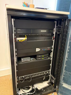 une photo d'un rack contenant du matériel électronique dans une pièce