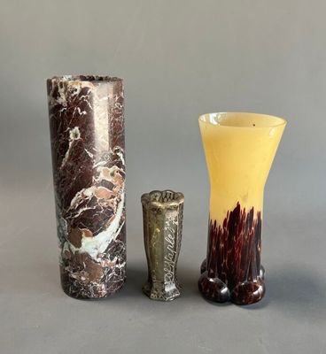 LOT de trois vases comprenant :