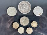 six pièces britanniques différentes posées sur une table