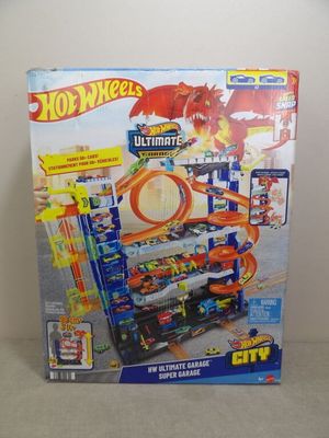 une boîte contenant le circuit « Ultimate Track » de Hot Wheels avec une petite voiture