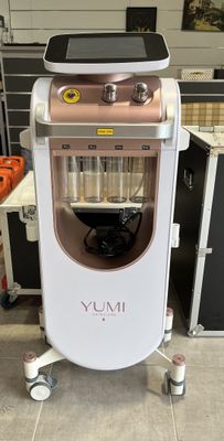 une machine posée sur un chariot dans une pièce