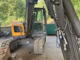 une photo d'une grande pelleteuse dans un bâtiment
