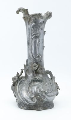 Ecole française 20e Important vase en étain à décor Art Nouv…