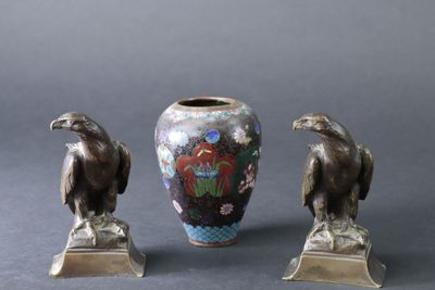 Lot comprenant: - deux sujets aigle en bronze patiné. Haut. …