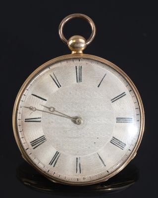 une montre de poche ancienne avec des chiffres romains sur un cadran noir