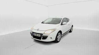 La voiture blanche est garée dans une pièce blanche au sol blanc.
