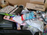 une pile d'objets posés sur une table