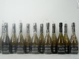 des bouteilles de vin sont alignées sur une table