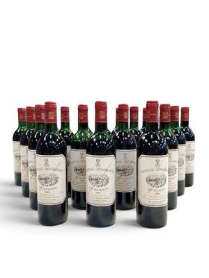 six bouteilles de vin alignées sur une surface blanche