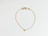 un bracelet en chaîne d'or orné d'une petite perle