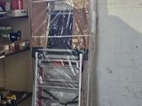 une photo montrant une pile de cartons posée sur un chariot métallique