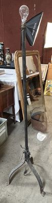 un chat noir et blanc assis sur une chaise dans un salon