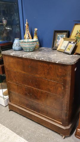 Commode en acajou et placage d’acajou ouvrant à 4 tiroirs, platea...