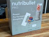 une boîte de Nutribullet Pro posée sur une table en bois