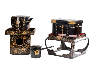 un ensemble d'objets noirs et dorés sur fond blanc