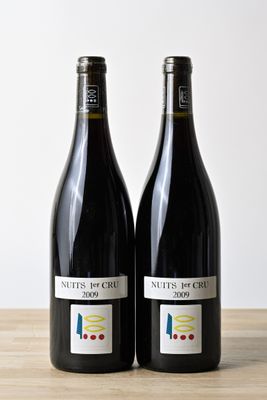 deux bouteilles de vin posées l'une à côté de l'autre sur une table en bois