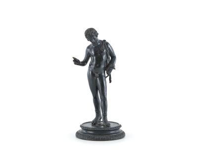 figurine représentant un homme tenant un pistolet sur fond blanc