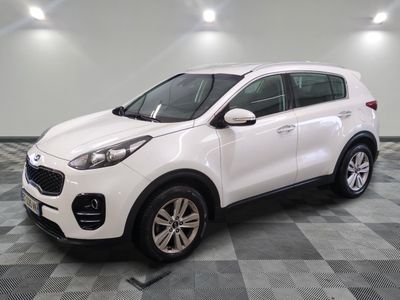 le 4x4 blanc est garé sur un carrelage à carreaux