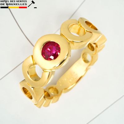 une bague en or sertie d'un rubis