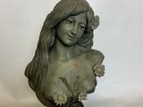 un gros plan sur le buste d'une femme aux cheveux longs