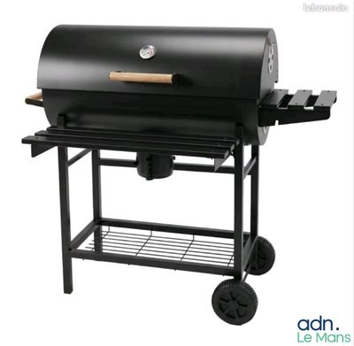 une image représentant un barbecue noir à roulettes sur fond blanc