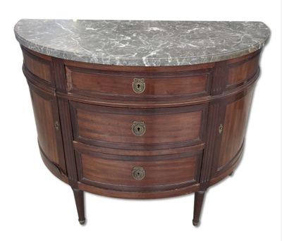 SUR DESIGNATION Commode demi lune en placage d'acajou et boi…