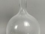 un vase en verre transparent posé sur une table